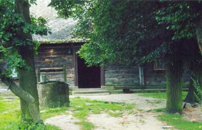 Holzhaus mit Brunnen