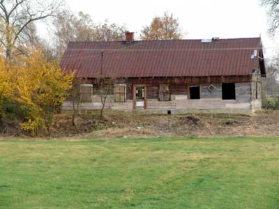 Old farmhouse near Secymin