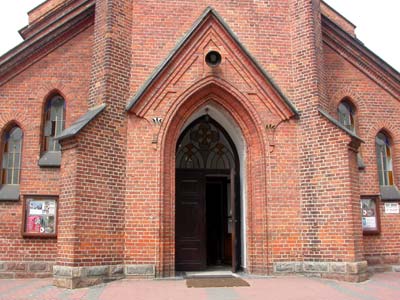 Eingang der heute katholischen Kirche